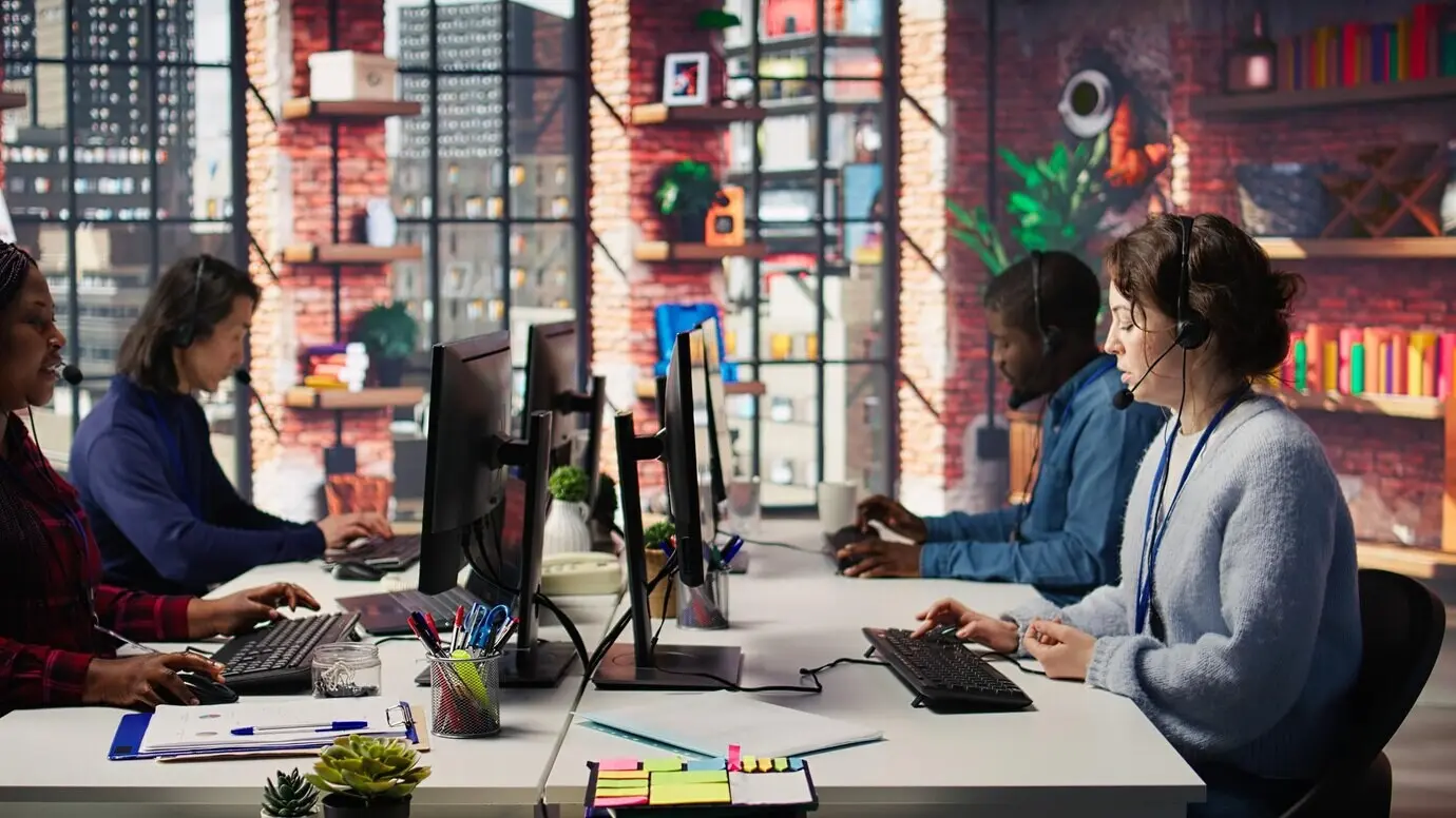 Оператор колл-центра помогает клиентам восстановить доступ к аккаунтам.