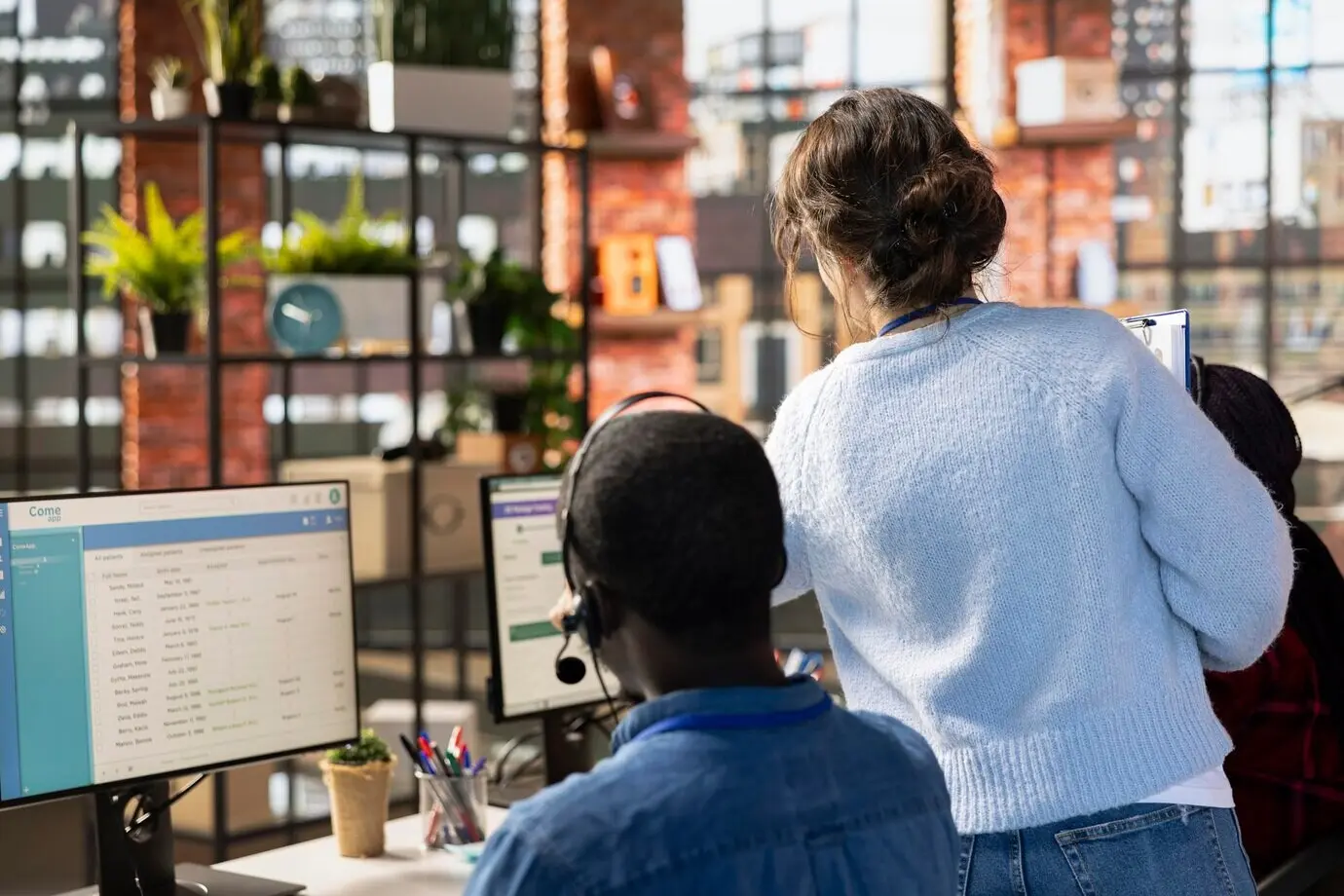 Руководитель колл-центра контролирует агентов, регистрирующих взаимодействия с клиентами в системе CSM.