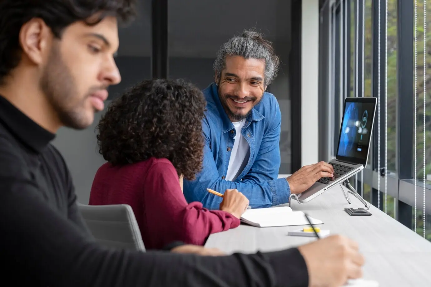 Деловые люди латиноамериканского происхождения среднего возраста.