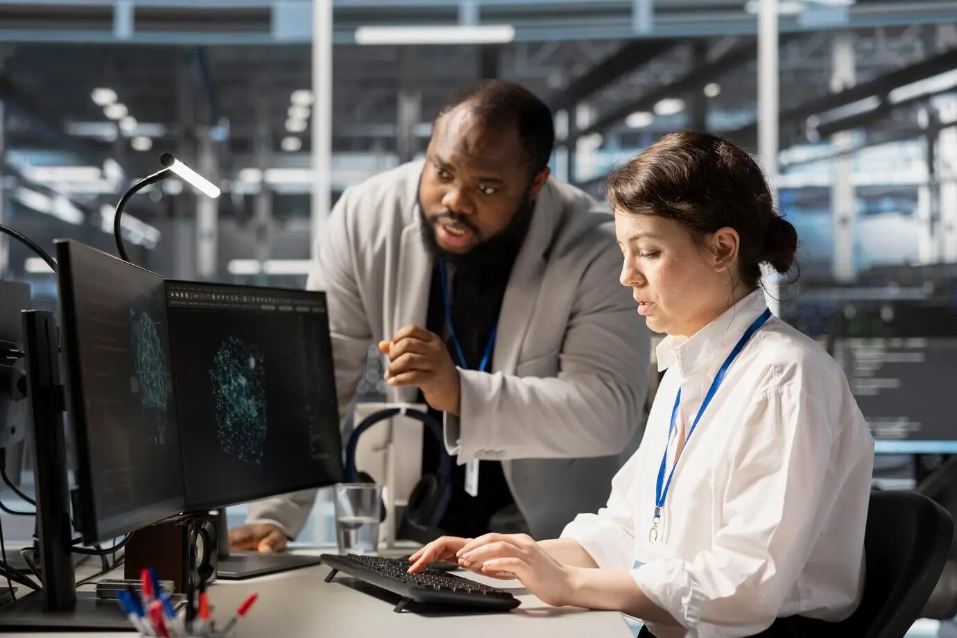 Руководитель дата-центра контролирует сотрудника, использующего искусственный интеллект.